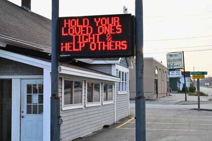 "Agarrá fuerte a tu gente amada y ayudá a los otros", un cartel en un Lewiston conmocionado
