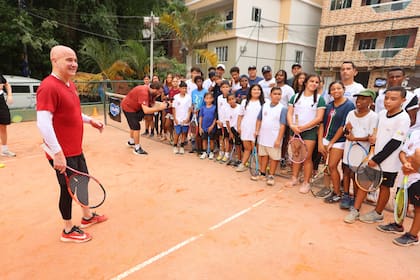 Agassi con los chicos de la escuela de tenis que maneja el exjugador Fabiano de Paula, oriundo de la Rocinha
