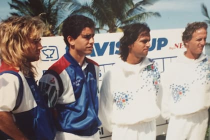 Agassi, Sampras, Mancini y Jaite, en la presentación de los singlistas para la serie de Hawaii 92. Con Agassi tuvo un episodio bravo en el Buenos Aires