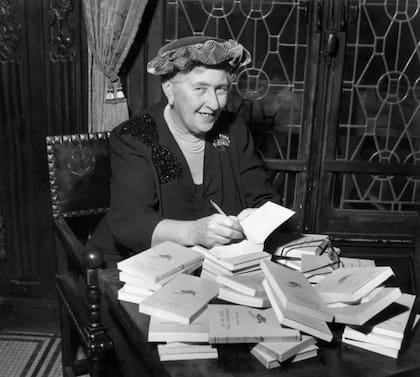 Agatha Christie firmando sus libros en 1950
