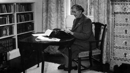 Agatha Christie publicó 66 novelas policiales así como varias obras de teatro. Su éxito fue tan incomparable como su timidez