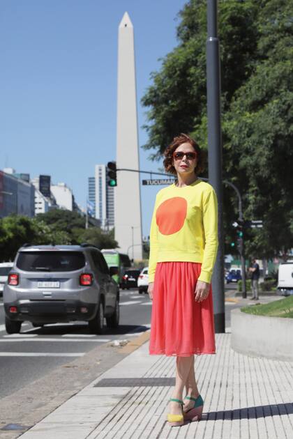 Ágatha en el Obelisco. Fiel a su
estilo, su look es vibrante, con
un buzo amarillo estampado
en fucsia que combinó con una
falda de tul a juego y espadrilles
tricolores de su firma.