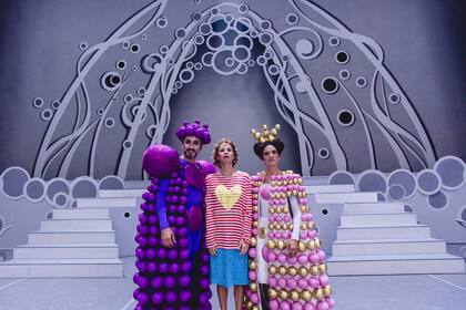 Agatha Ruiz de la Prada con el rey y la reina: sus capas pesan unos ocho kilos