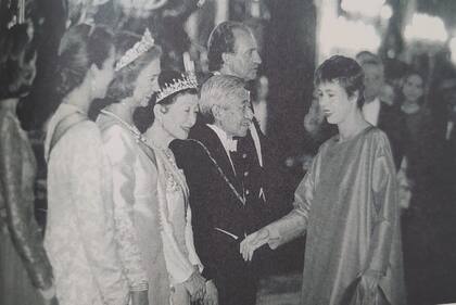 Ágatha Ruiz de la Prada saluda a los emperadores del Japón