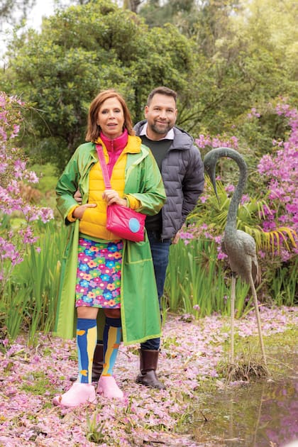 Agatha y Felipe Durán, co-creador de Isla El Descanso, al lado de una cigüeña, una escultura de jardín.