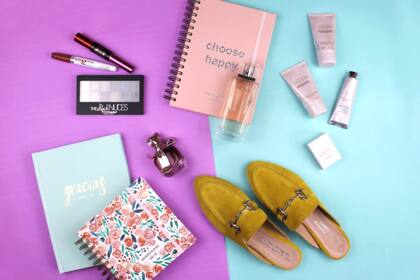 Agenda floreada $445 , Agenda rosa $445 y Cuaderno de Gratitud $430 de Paprika / Labial $219 , Máscara $239 , Sombras $350 , Perfume Nina Ricci $549 , Perfume Clavin Klein $699 todo en Linio.com.ar / Kit de productos de belleza $839,7 de L’Occitane / Mocasines $1870 de The French Factory