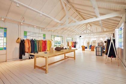 Espacio de sobra en el salón y en los probadores para ver y elegir las prendas. Los textiles de lino teñidos en azul con la técnica de tie dye dan el toque marino.