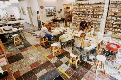 Herramientas nobles y buen espacio: el clima propicio para que los amantes de las cerámicas estén a sus anchas.