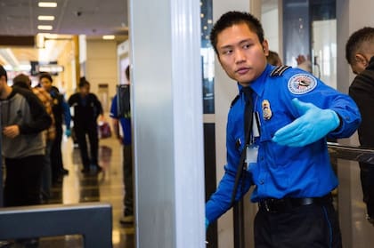 Agente de seguridad durante una revisión en aeropuerto de Estados Unidos Foto: "X" @TSA