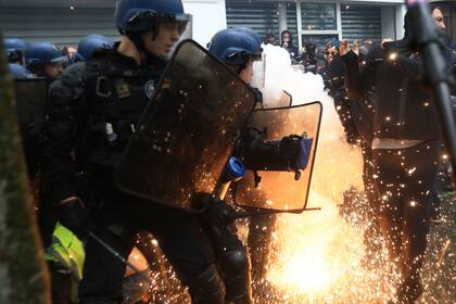 Agentes antidisturbios se enfrentan a jóvenes durante una manifestación, el lunes 1 de mayo de 2023 en París.