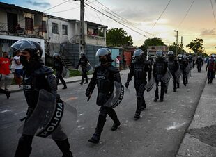 Agentes antimotines avanzan en las calles de La Habana como parte del operativo de represión de las protestas 