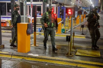 Agentes de diferentes fuerzas de seguridad establecieron controles en el Área Metropolitana de Buenos Aires (AMBA) para asegurar el cumplimiento de las restricciones a la circulación nocturna