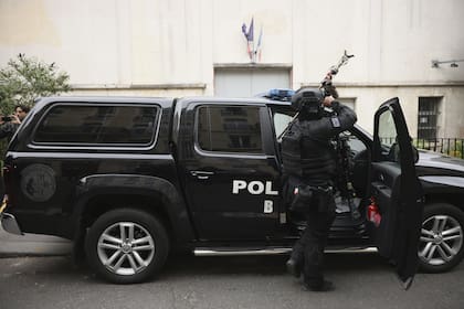 Agentes de élite de la BRI (Brigada de Investigación e Intervención) salen después de una operación cerca del consulado iraní, el viernes 19 de abril de 2024, en París.