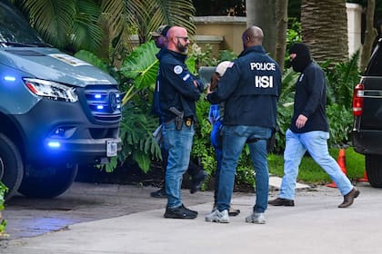 Agentes de investigación federal y de seguridad nacional en la entrada de la casa del productor y músico estadounidense Sean "Diddy" Combs en Star Island en Miami Beach, el 25 de marzo de 2024