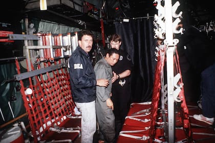 Agentes de la DEA trasladan a Manuel Noriega tras su caputra en Panamá