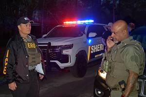 Agentes de la división de ERO del ICE, a cargo de las remociones de inmigrantes, durante un operativo de rutina en Houston el 12 de febrero