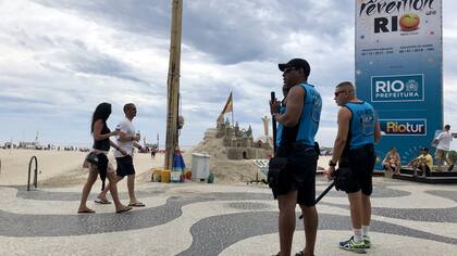 Agentes de la Guardia Municipal patrullan el "calçadão" de Copacabana