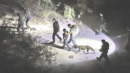 Agentes de la Patrulla Fronteriza de EE.UU. detienen a inmigrantes indocumentados cerca de McAllen, Texas.