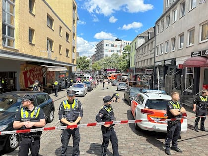 Agentes de la policía acordonaron la zona cercana de Reeperbahn, Hamburgo, tras el incidente con un hombre que portaba un pico y una molotov