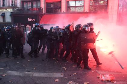 Agentes de la policía antidisturbios franceses se encubrieron durante una protesta contra el proyecto de ley de seguridad global