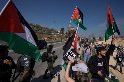 Agentes de la policía de frontera israelí impiden que cientos de activistas de izquierda israelíes realicen un acto solidario en una población palestina en Cisjordania (Archivo)