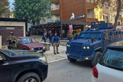 Agentes de la policía de Kosovo registran un restaurante y un edificio en la parte norte de la ciudad de Mitrovica, Kosovo, de mayoría serbia y dividida étnicamente, el viernes 29 de septiembre de 2023. 