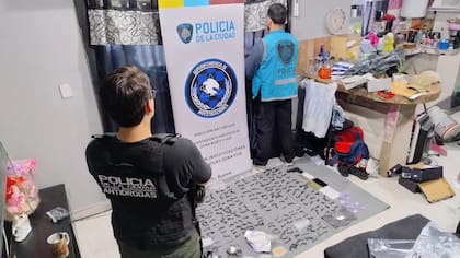 Agentes de la Policía de la Ciudad en el lugar donde se hallaron las dosis listas para la venta