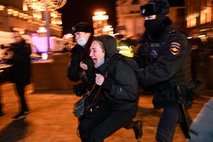 Agentes de la policía detienen a una manifestante durante una protesta contra la invasión rusa de Ucrania en Moscú el 24 de febrero de 2022. 