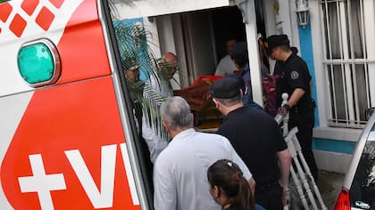 Agentes de la policía en la casa de Giselle Rímolo