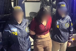 Agentes de la Policía Federal escoltan a Jade Isabela Calláu Barriga hacia el embarque internacional