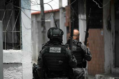 Agentes de la policía militar patrullan durante la Operación Contención en el Complejo de Penha