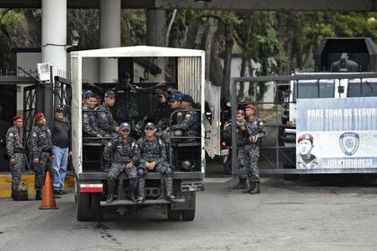Agentes de la Policía Nacional Bolivariana, en la entrada del Helicoide, la temida sede del Sebin