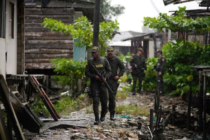 Agentes de la policía patrullan un vecindario abandonado por la presencia de bandas criminales, en Buenaventura, Colombia