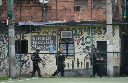 Agentes de la policía realizan un operativo contra el crimen organizado en el complejo de favelas Mare, en Río de Janeiro, Brasil, el lunes 9 de octubre de 2023.(AP Foto/Silvia Izquierdo)