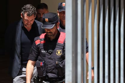 Agentes de la policía regional catalana escoltan a Jonathan Andic, hijo de Isak Andic, fundador de la marca de moda española Mango, a su llegada a un juzgado en Martorell, cerca de Barcelona