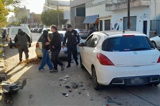 Un conductor se descompensó, perdió el control y chocó contra un auto estacionado