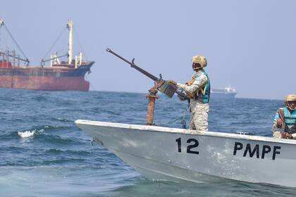 Agentes de la policía somalí patrullan el golfo de Adén, ante la costa del estado semiautónomo de Puntland, en Somalia, el domingo 26 de noviembre de 2023. La policía marítima somalí intensificó el jueves 30 de noviembre las patrullas en el Mar Rojo después de un intento fallido de piratas de secuestrar un barco en el Golfo de Adén esa semana. (AP Foto/Jackson Njehia)