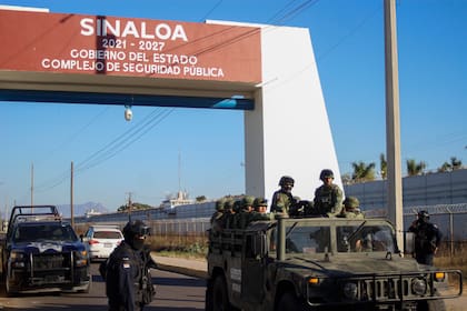 Agentes de la policía y soldados vigilan la ciudad de Culiacán, en el estado de Sonora, México, el 6 de enero de 2023