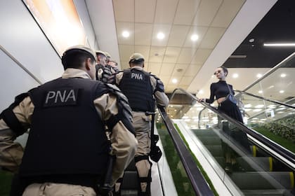 Agentes de la Prefectura Naval vigilan Aeroparque