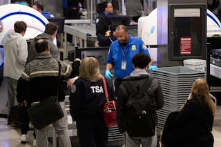 Agentes de la TSA trabajan sin cobrar en aeropuertos de EEUU por otro cierre de gobierno