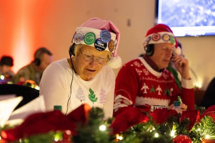 Agentes de NORAD rastrean en vivo el trineo de Papá Noel con el uso de tecnología avanzada, como radares, cámaras y otras herramientas (Facebook/NORAD Tracks Santa)
