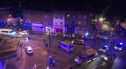 Agentes de policía acordonaron la zona del incidente, en Finsbury Park