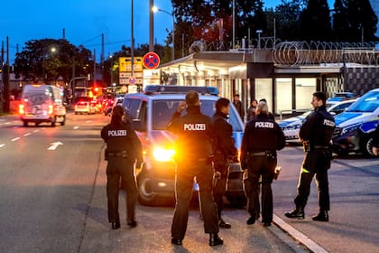 Agentes de policía alemana montan guardia en la frontera entre Alemania y Francia en Kehl, Alemania