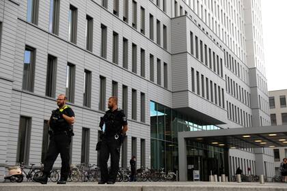 Agentes de policía alemanes hacen guardia frente al hospital Charite de Berlín el 24 de agosto de 2020, donde Alexei Navalny recibe tratamiento después de su evacuación médica a Alemania tras una intoxicación