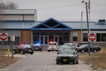 Agentes de policía aseguran el campus en Perry Middle and High School durante una situación de tiroteo en Perry, Iowa, el 4 de enero de 2024.  (Photo by Christian Monterrosa / AFP)