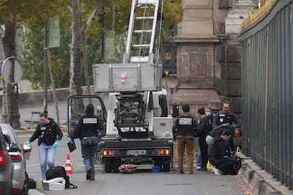 Agentes de policía buscan pistas junto a un elevador de cesta utilizado por ladrones el domingo 19 de octubre de 2025 en el museo del Louvre