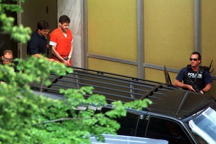 Agentes de policía conducen a Ted Kaczynski a la salida del edificio federal Fred E. Moss