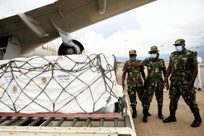 Agentes de policía custodiaban las vacunas de AstraZeneca, después de que un cargamento llegara el mes pasado a Lilongüe, la capital de Malaui.Credit. Thoko Chikondi/Associated Press