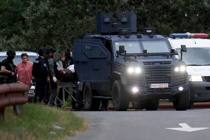 Agentes de policía de Kosovo evacuan a una persona herida a la entrada de la aldea de Banjska, en el norte de Kosovo, el 24 de septiembre de 2023.