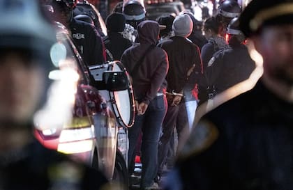 Agentes de policía de la ciudad de Nueva York detiene a personas cerca del campus de la Universidad de Columbia en Nueva York el martes 30 de abril de 2024.